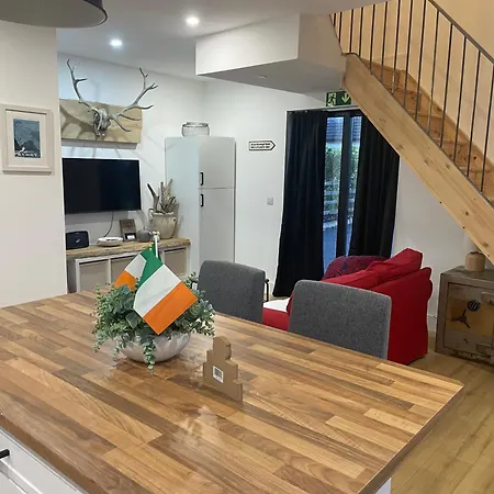 Cosy Nap Under The Paps Apartment *